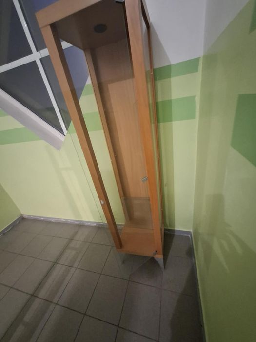 Witryna ze szklanymi półkami