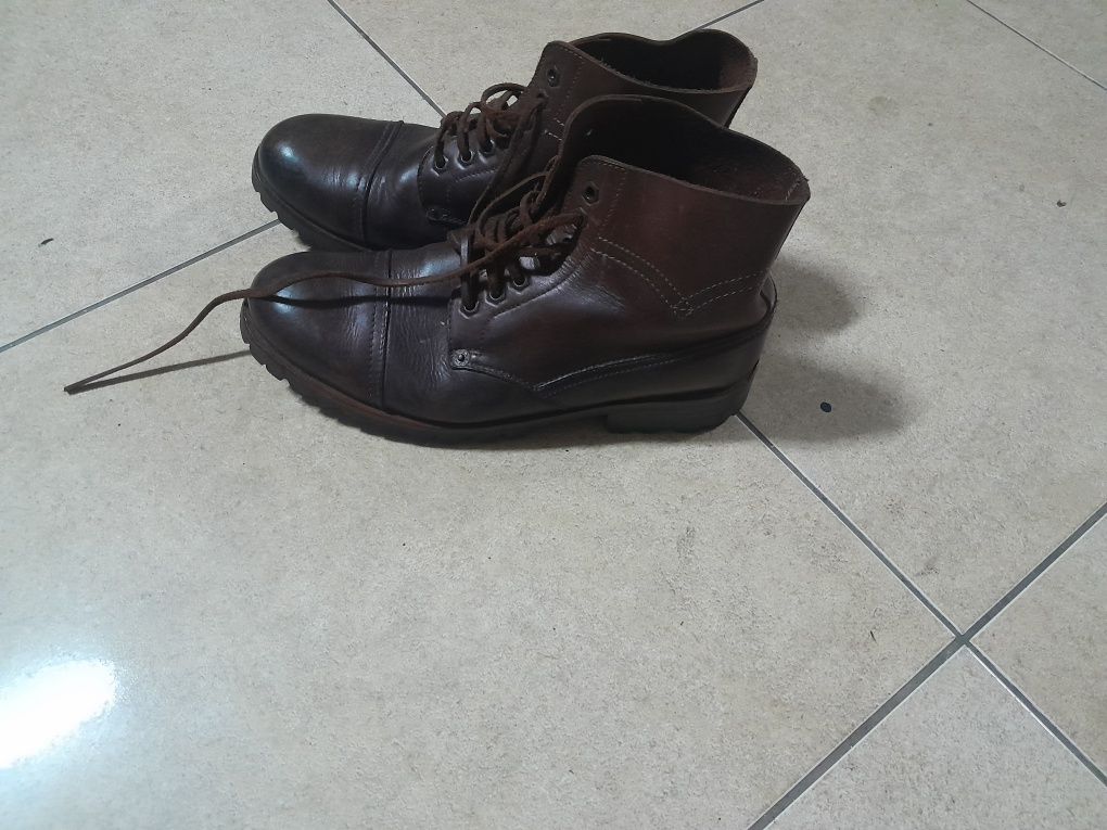 Botas em pele em muito bom estado.