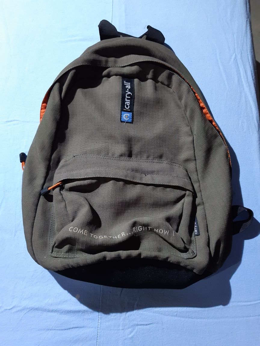 Mochila impecável