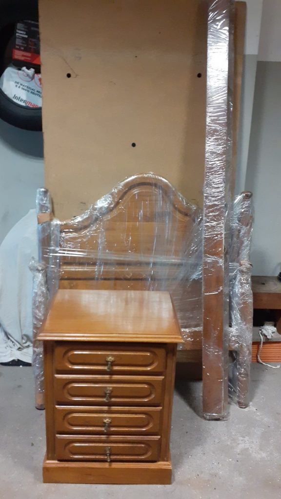 Mesa cabeceira, cama solteiro