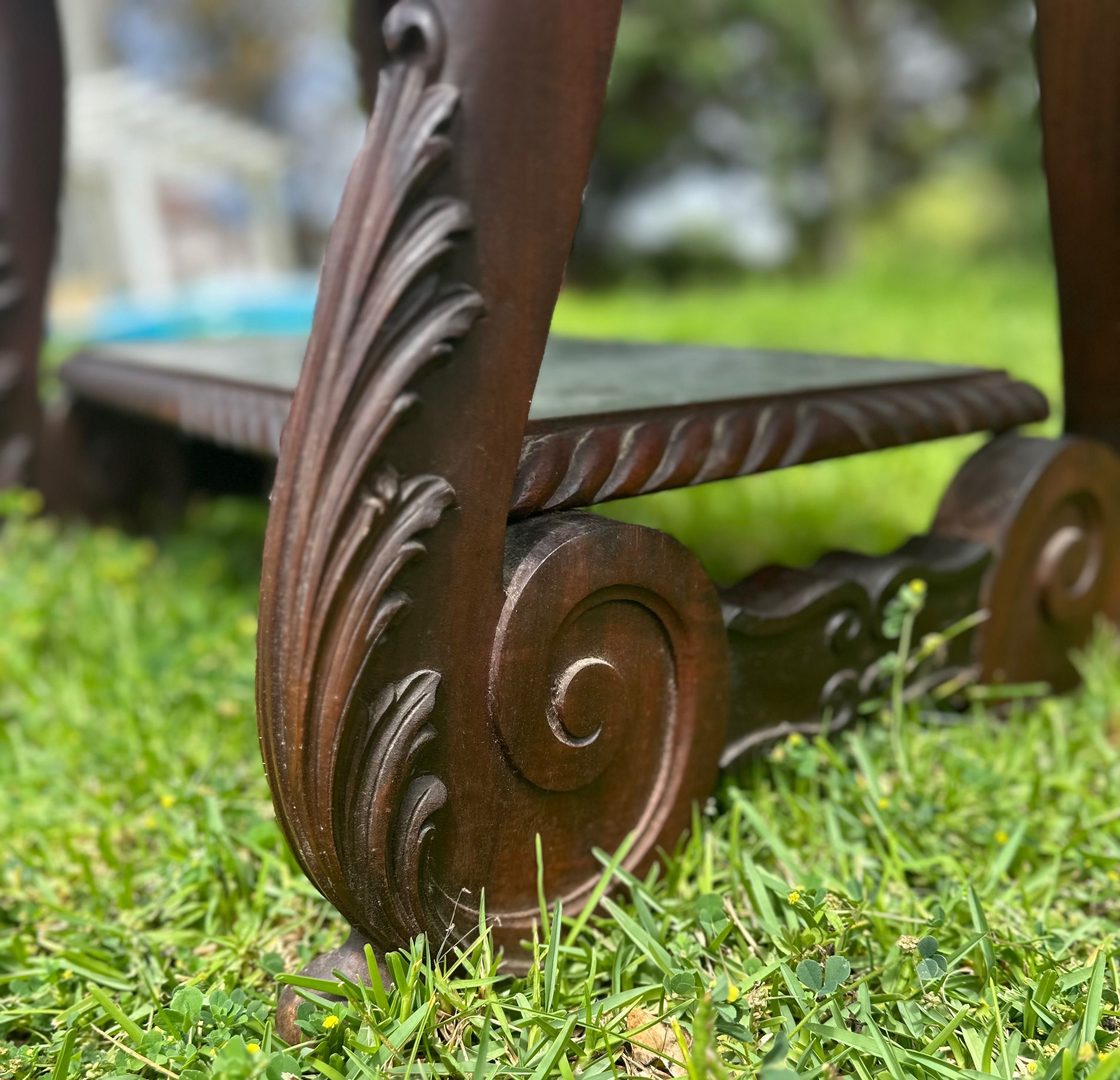Mesa de apoio em madeira com vidro