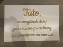 Tabliczka: Tato, ze wszystkich spacerów jakie razem przeszliśmy ślub