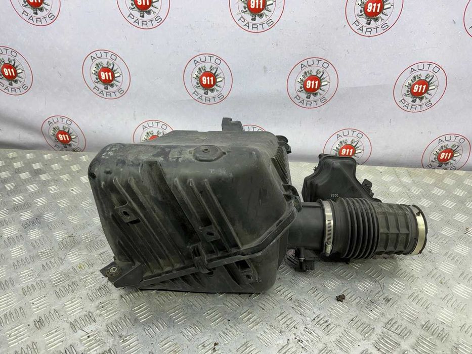 Бачок омивача та корпус повітряного фільтру на Infiniti QX80 RWD 2010+