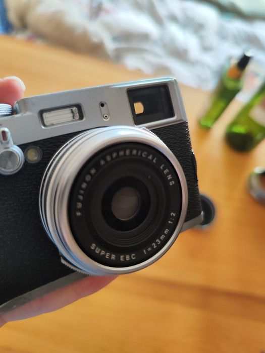 Sprzedam Fujifilm X100 – dobry stan, ze śladami użytkowania