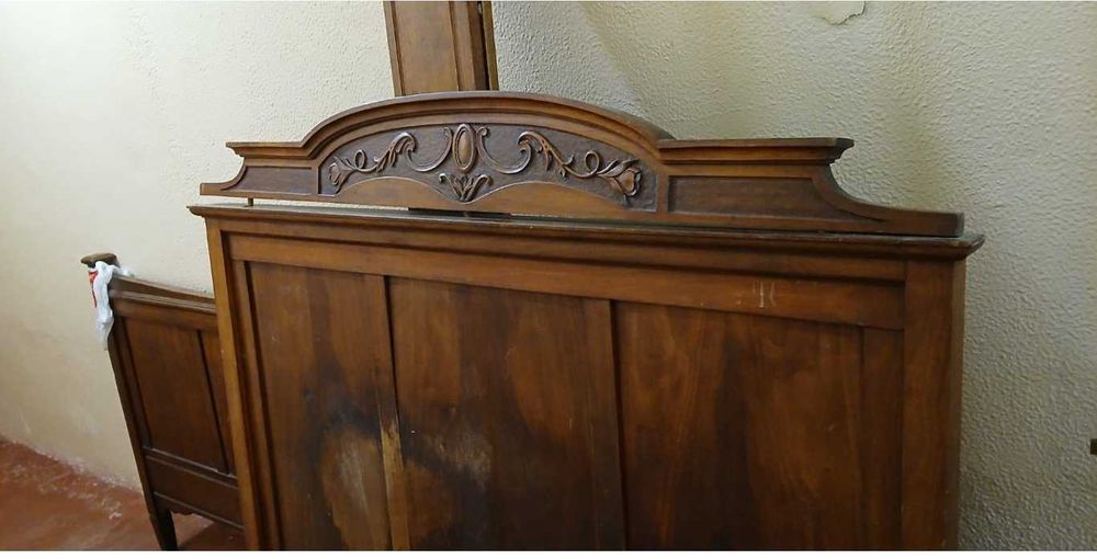 Cama Antiga de Madeira Nobre – Peça Valiosa e Charmosa