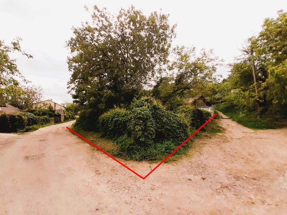 Історичний центр і крапка.