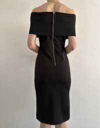 Чорна лаконічна сукня