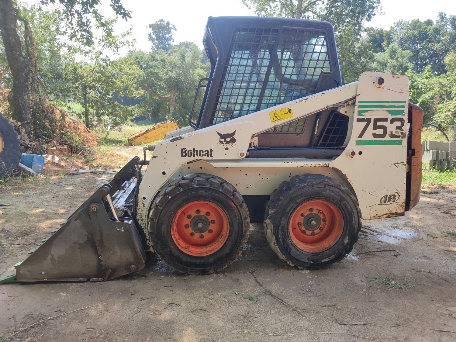 BOBCAT 753_ Mini  Pá carregadora_ Semi Nova