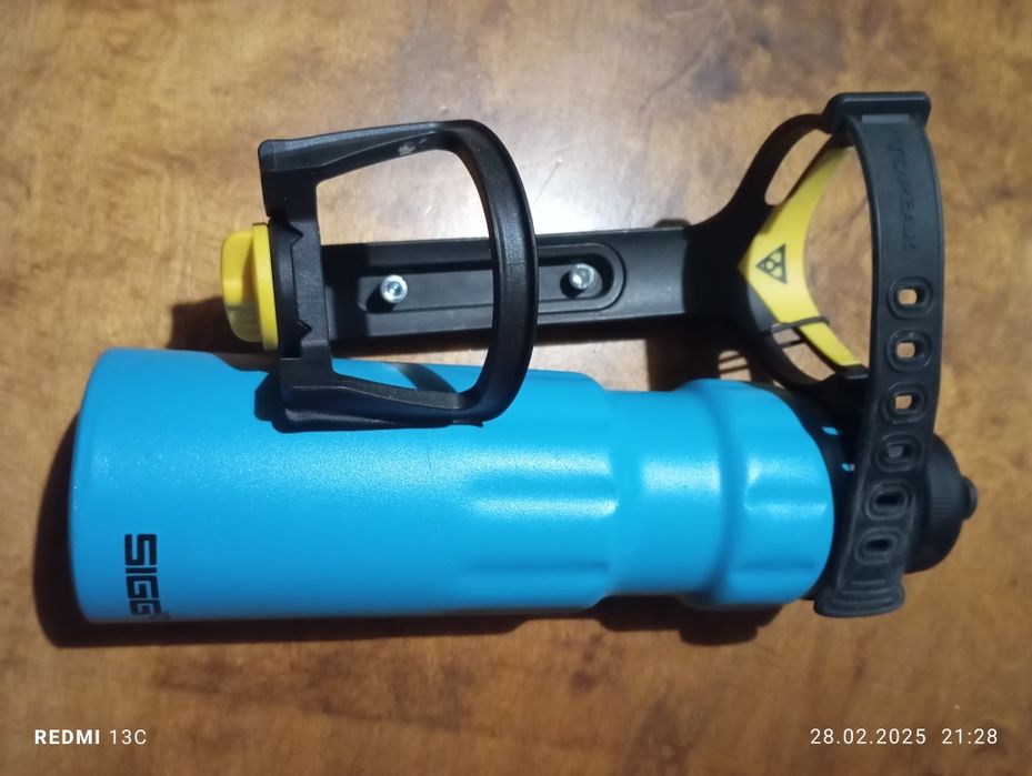 Bidon rowerowy wraz z mocowaniem