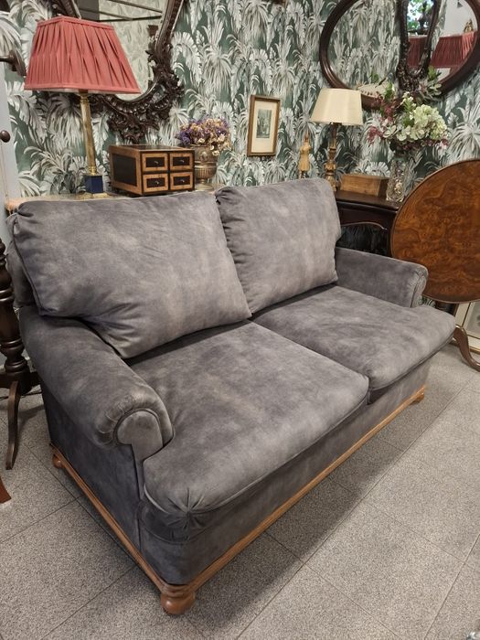 Sofá 2 lugares estofado em pele de pêssego.