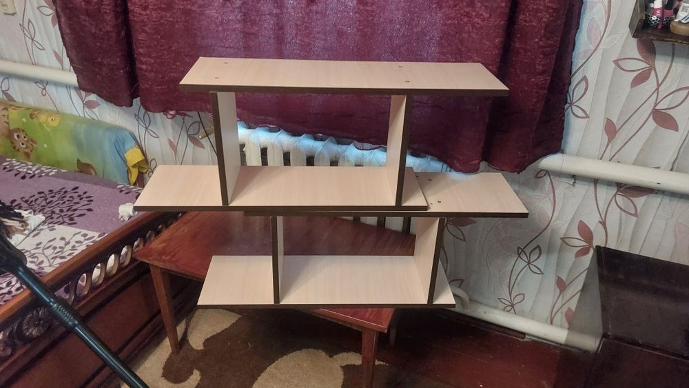 Полки навісні чотири штуки.