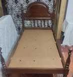 Cama de solteiro completa+mesinha