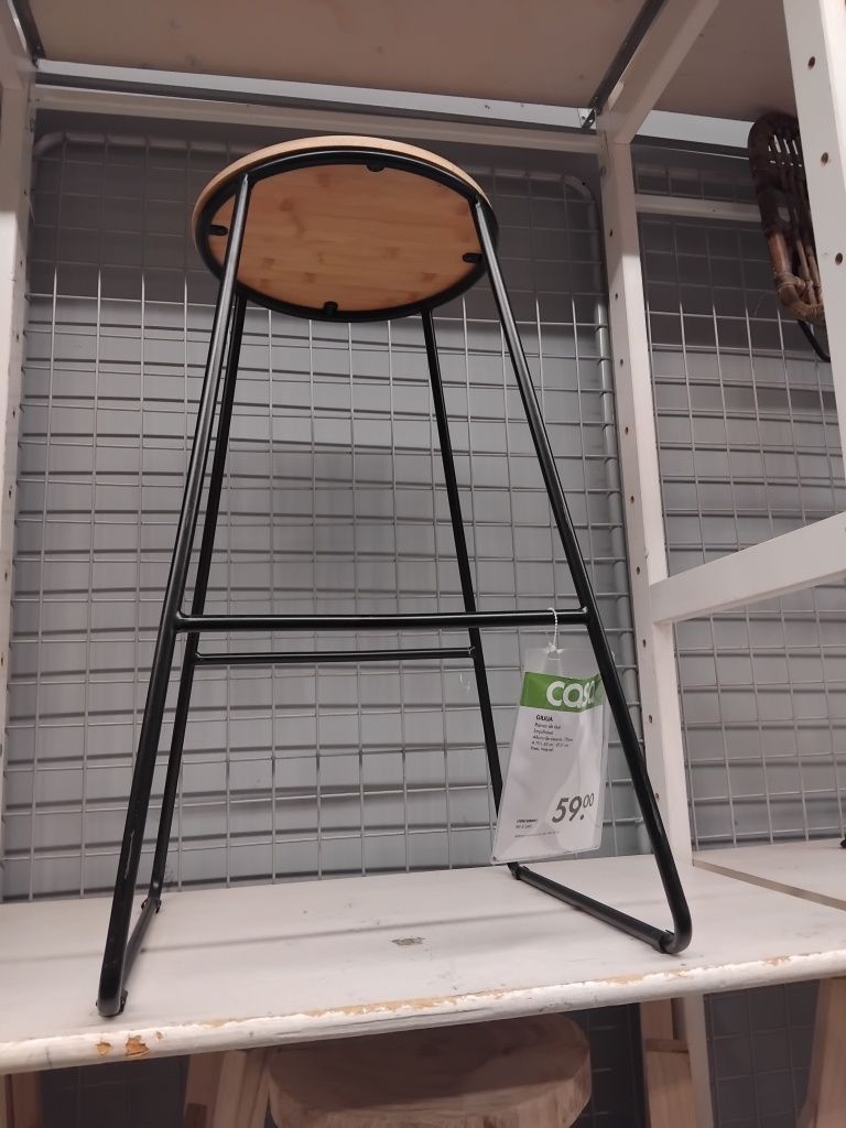 Mesa alta com dois bancos