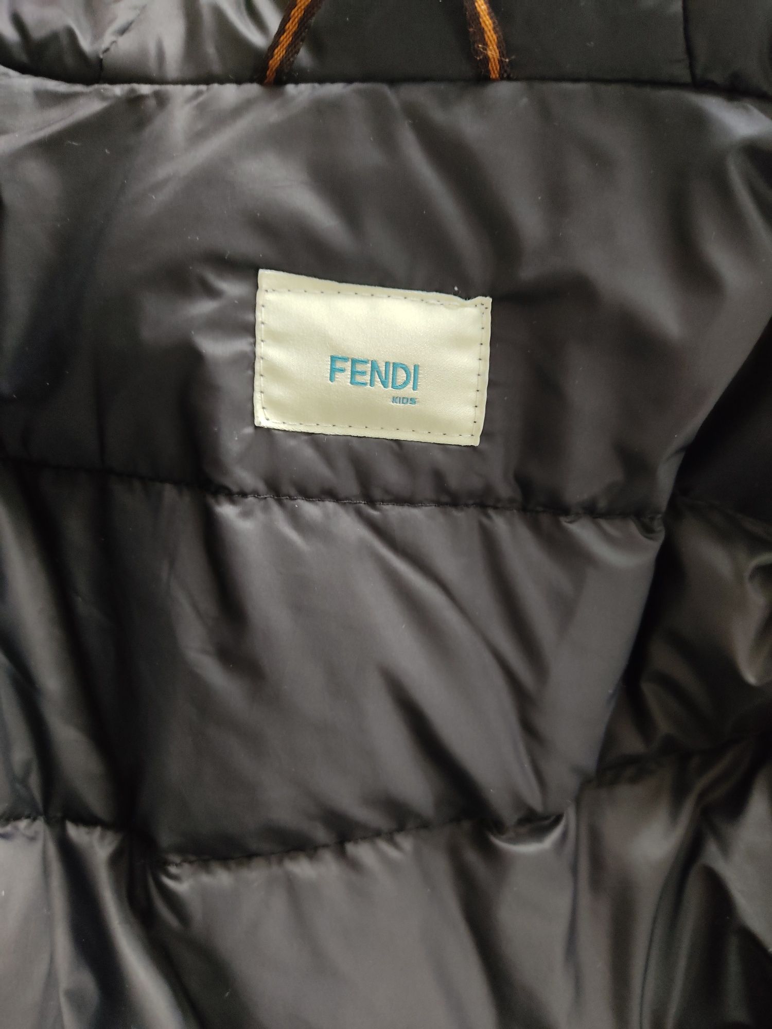 Зимняя куртка FENDI .детская идеальное состояние