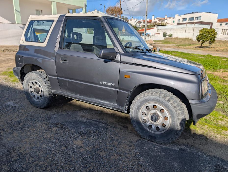 Vitara com pneus grandes e baixa quilometragem.