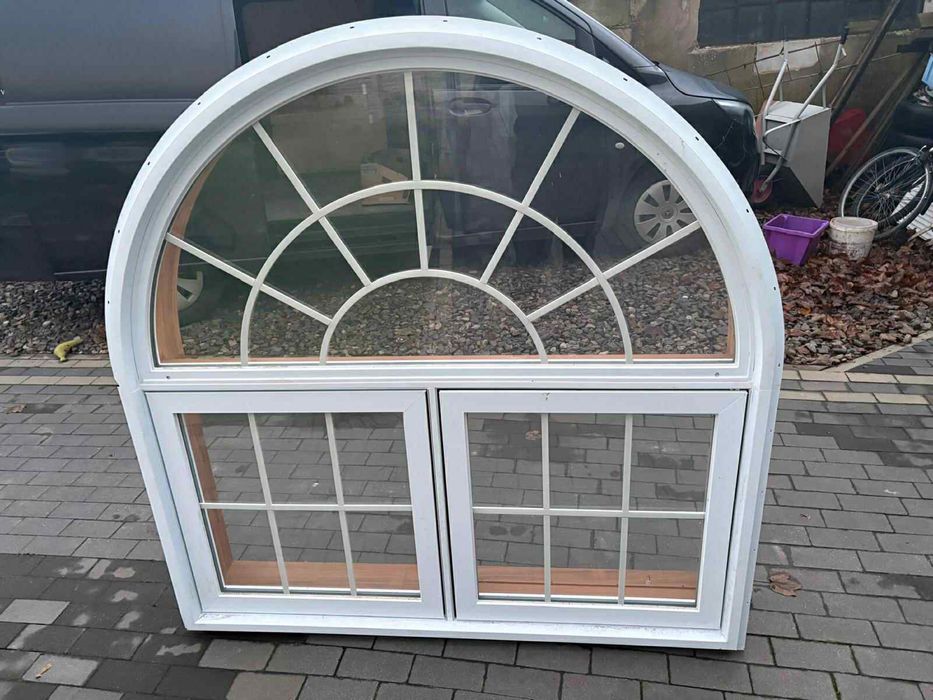 Okno, półkole drewniane obicie