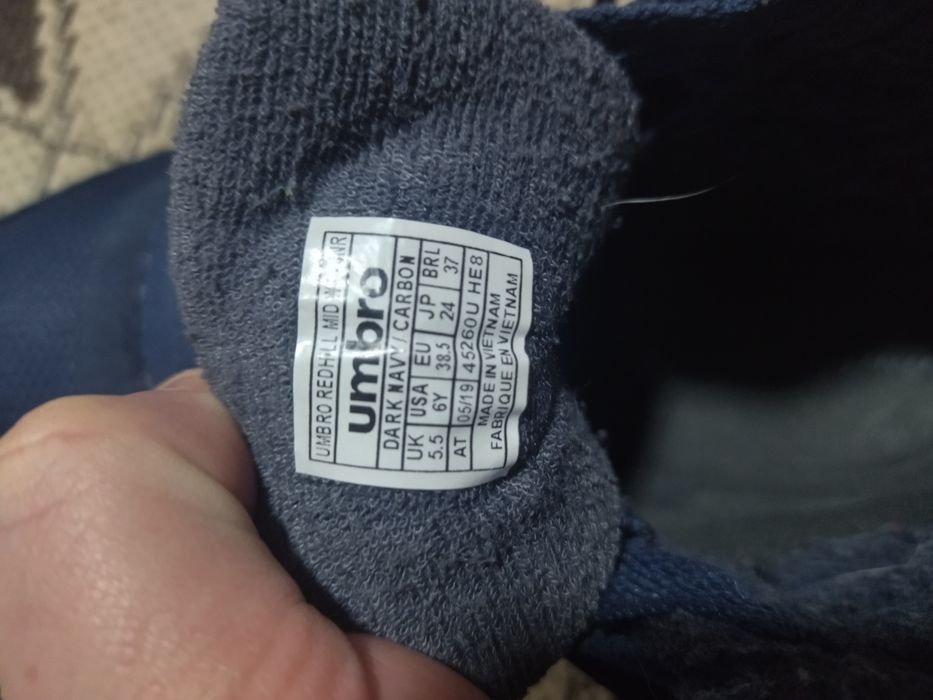 Продам демісезонні кросівки Umbro.
