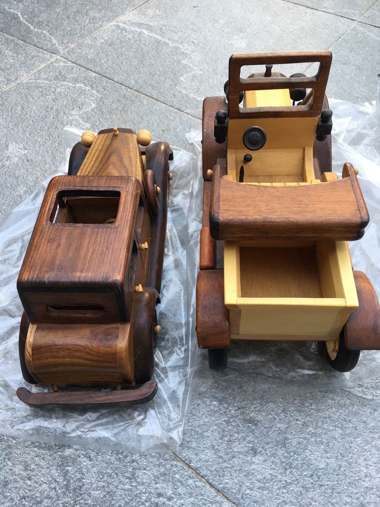 2 carrinhos em madeira
