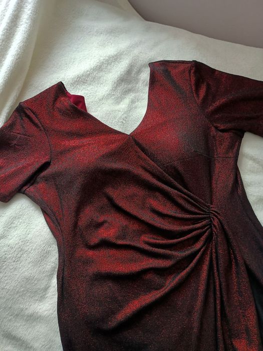 Błyszcząca sukienka do kolan.