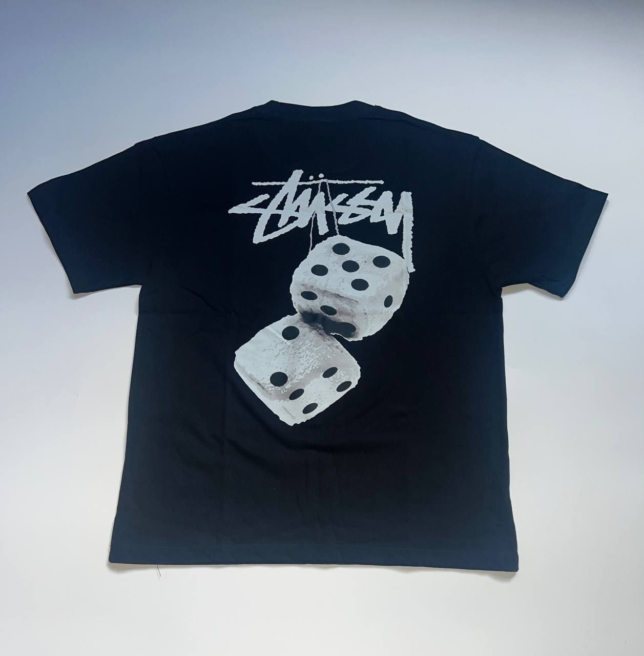 В наявності чорні та білі футболки Стусі/Stussy