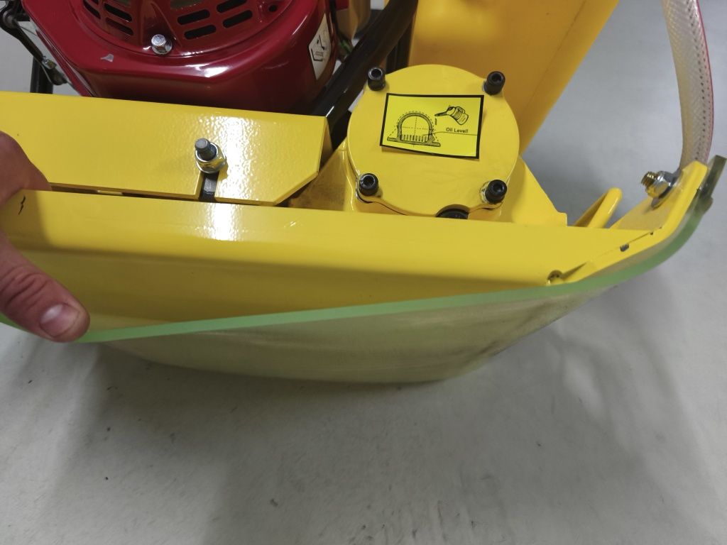 Placa compactadora Vibratória 65kg com tapete