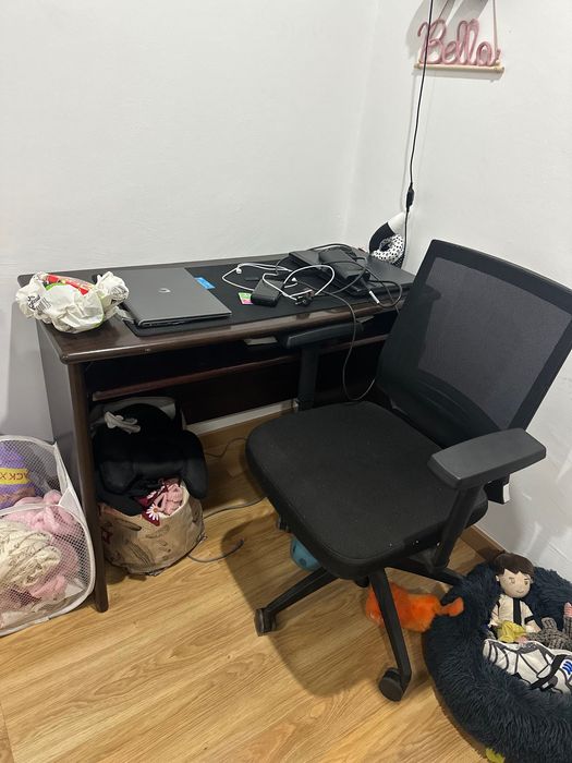 Cadeira gammer + mesa + outra cadeira