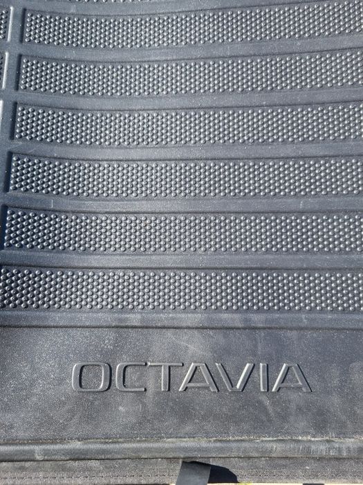 Dwustronna mata wykładzina tapicerka bagażnika Octavia III 3