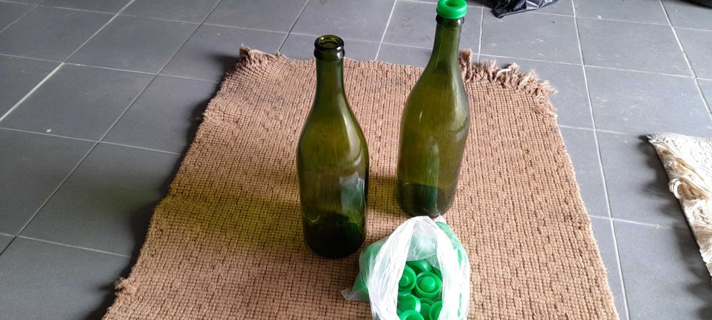 Pedras mármore  polido e garrafas espumante