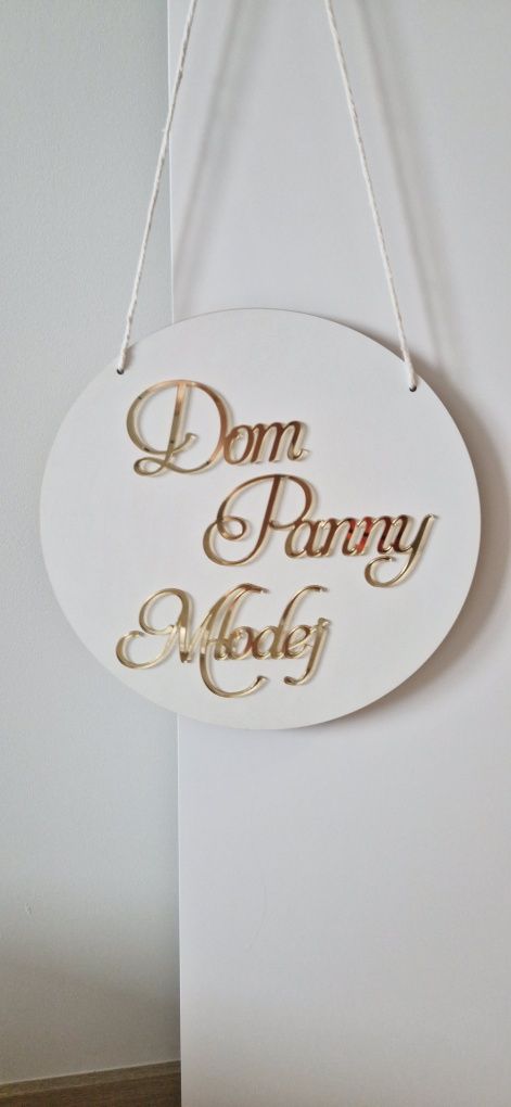 Dekoracyjne koło domu panny młodej