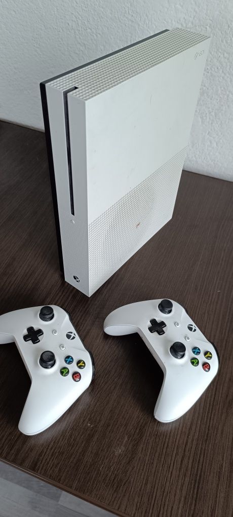 Xbox One S 1Tb з двома геймпадами