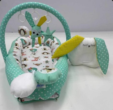 Кокон-гніздечко для новонароджених з дугою тримачем для іграшок
