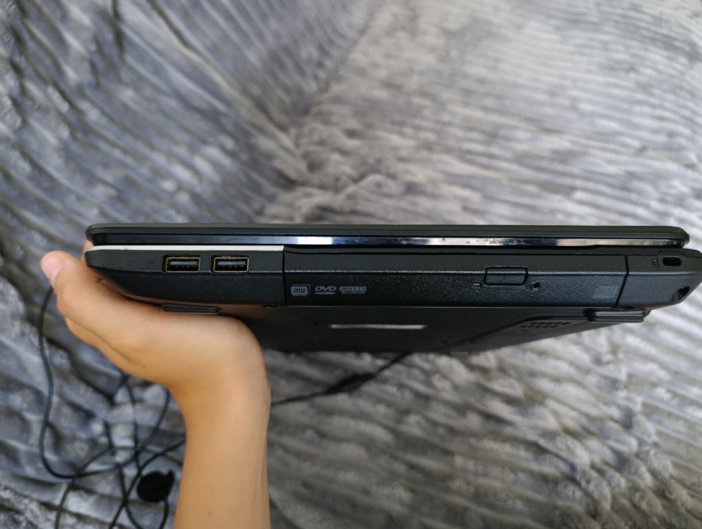 Acer aspire E1-531