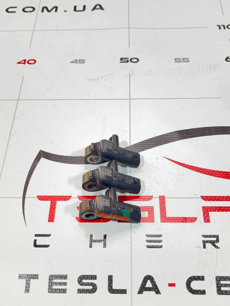 Датчик удару стійки B / C  Tesla
