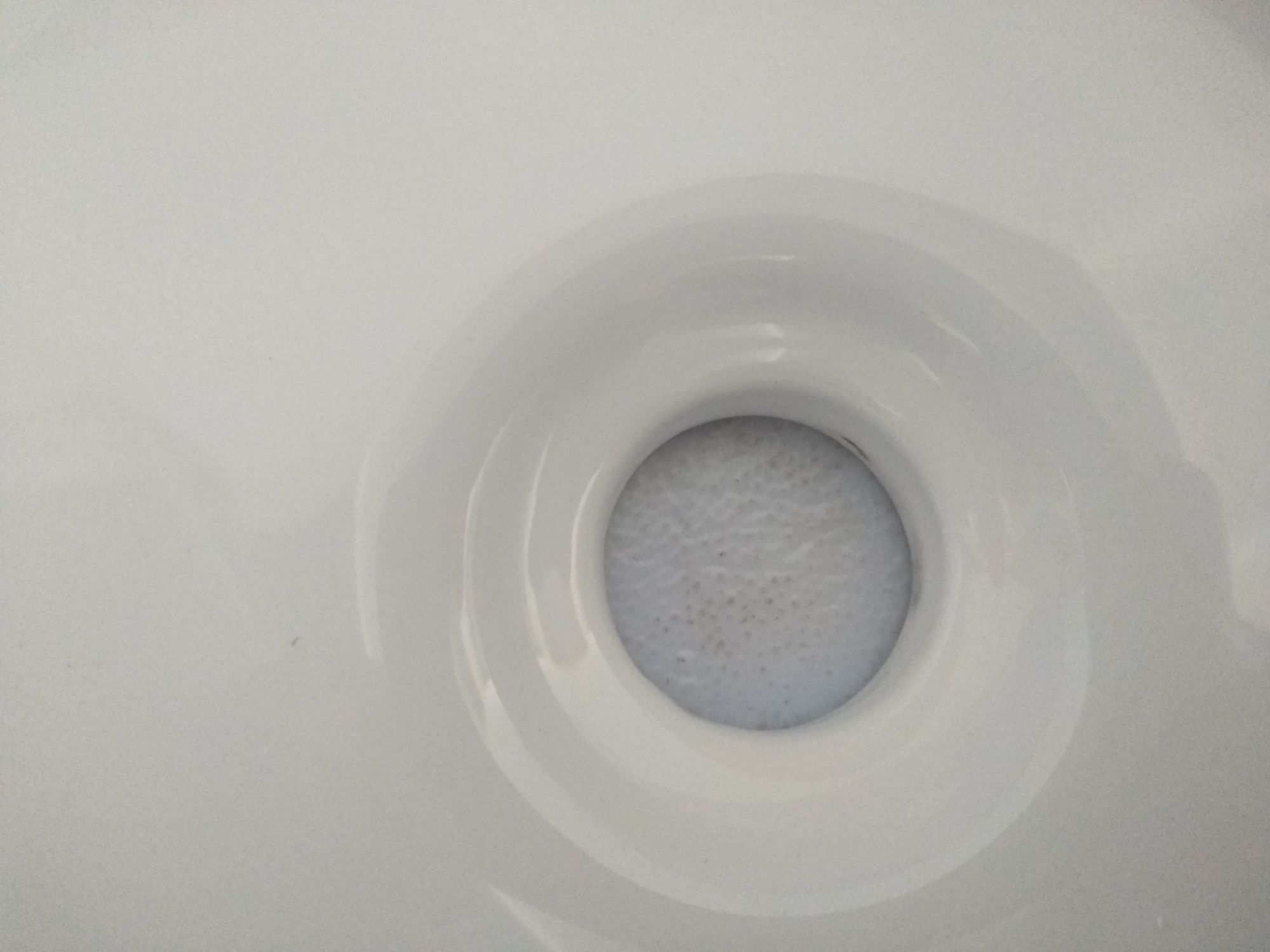 umywalka nablatowa ceramiczna rea helen owalna biało-złota 42,5 cm