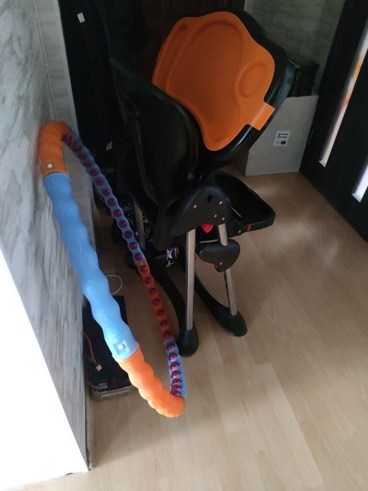 Столик для кормления и массажный круг, без нюансов.