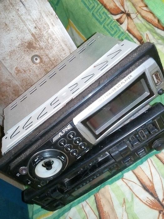 автомобильные магнитолы на запчасти 4 шт.