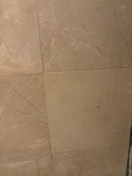 Grátis! Pedra natural – mármore bege, típico de Crema Marfil.