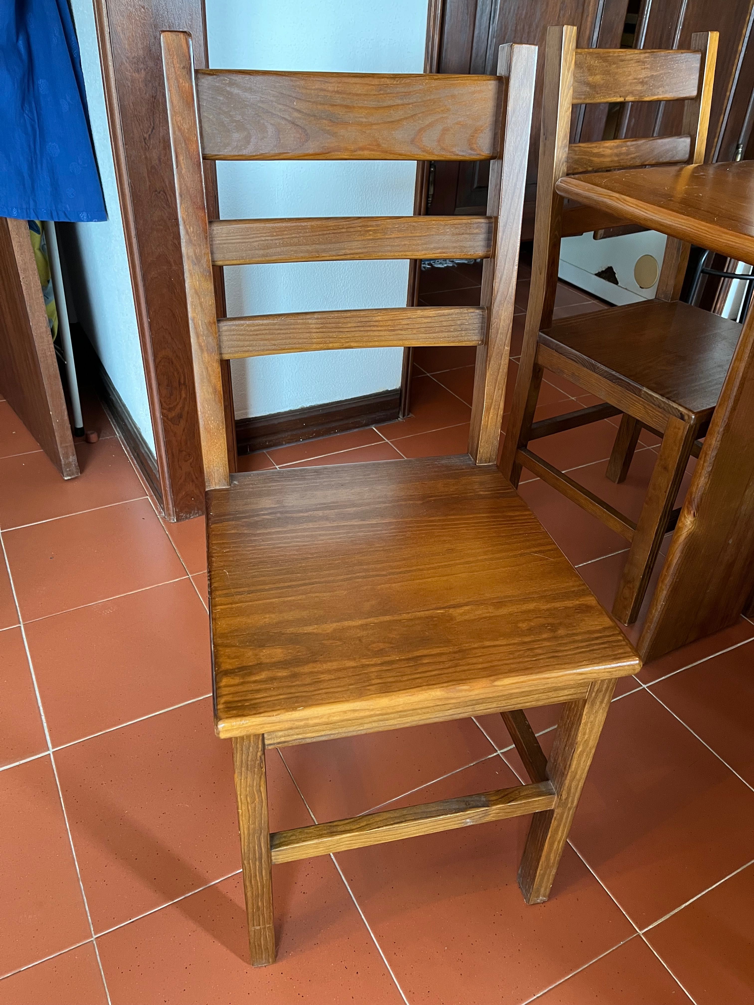Conjunto sala de jantar (louceiro e mesa + 6 cadeiras)