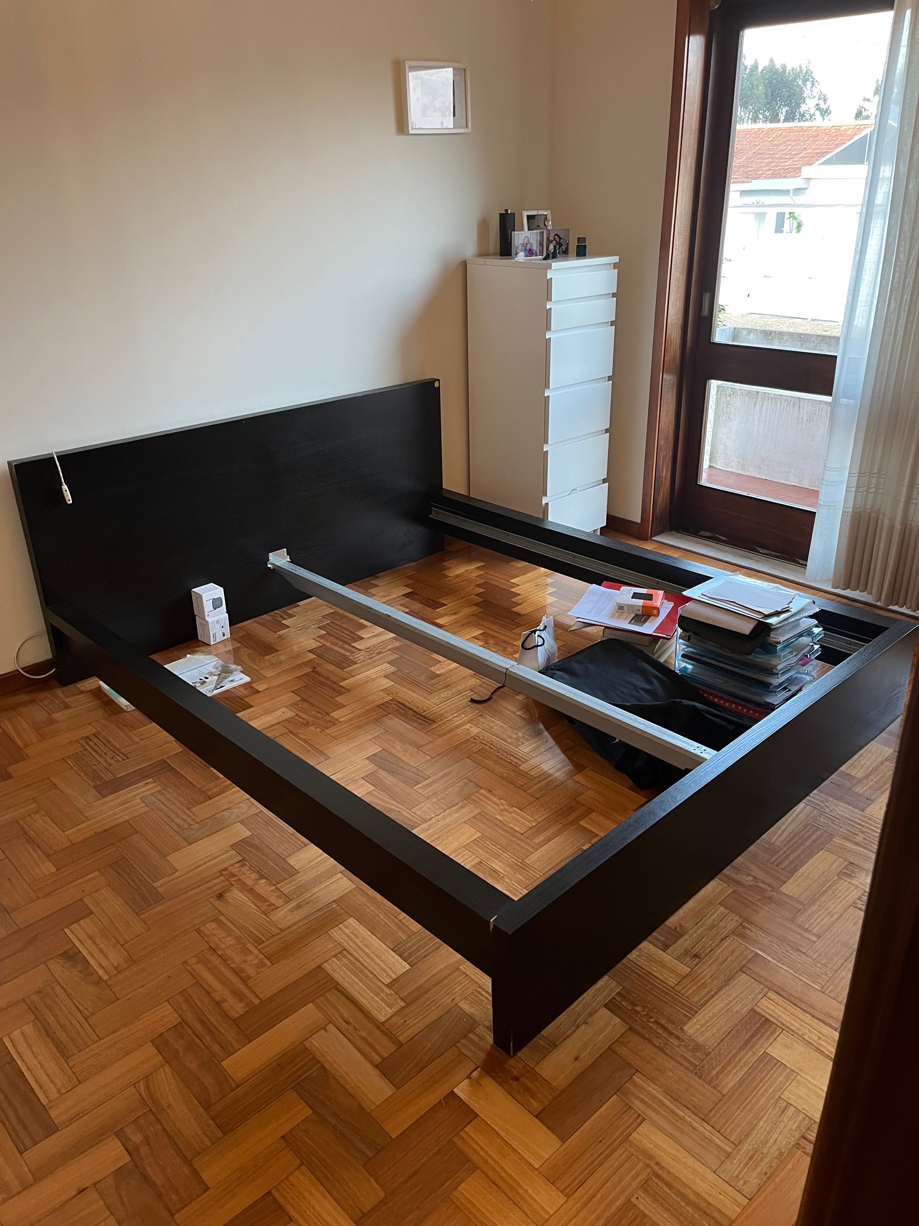 Estrutura de cama sem estrado preta grande 2camas de solteiro