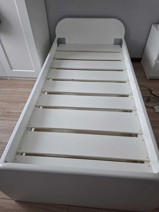 Łóżko z płyty mdf, lakierowane, na wzór Meblik. Rozmiar 90/190.