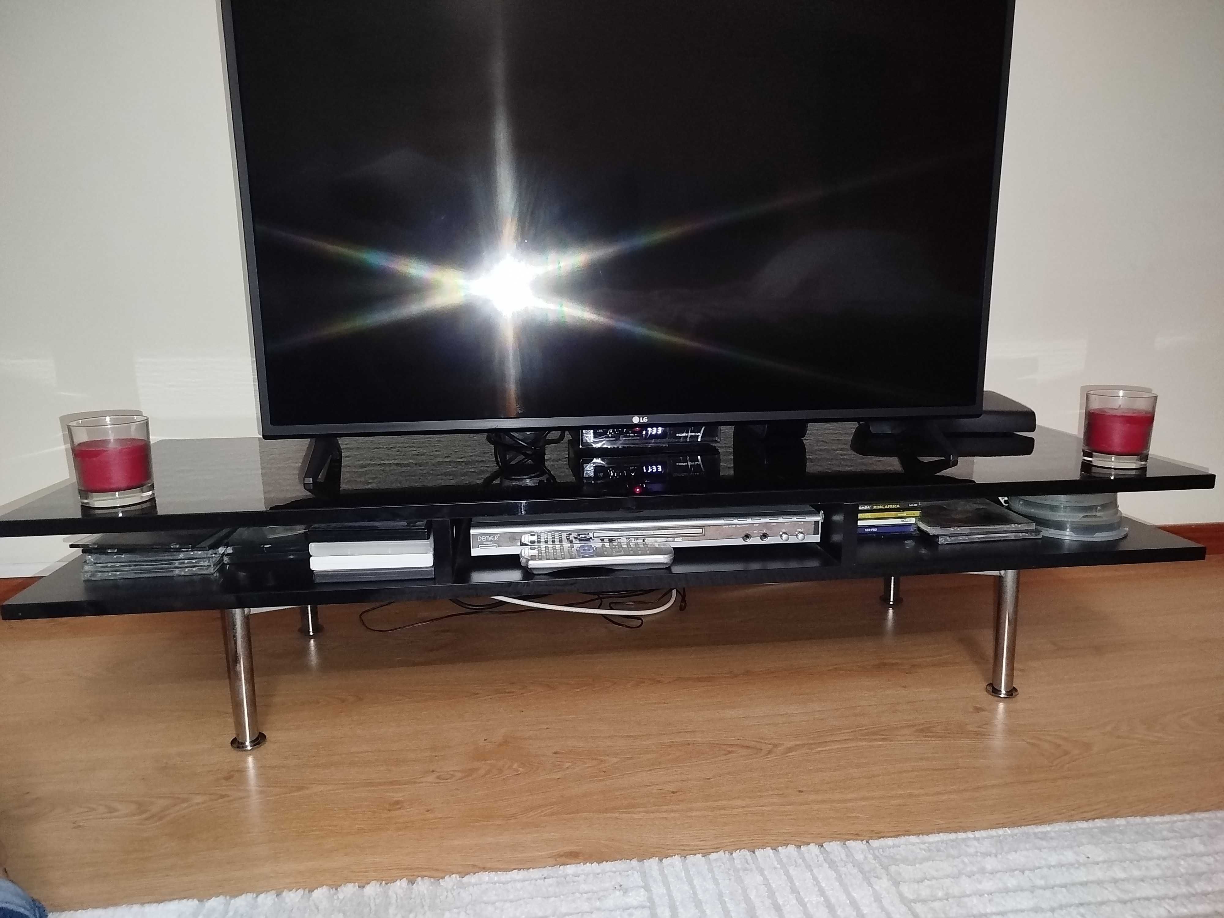 Vendo Móvel de TV preto com base em vidro
140x47x38