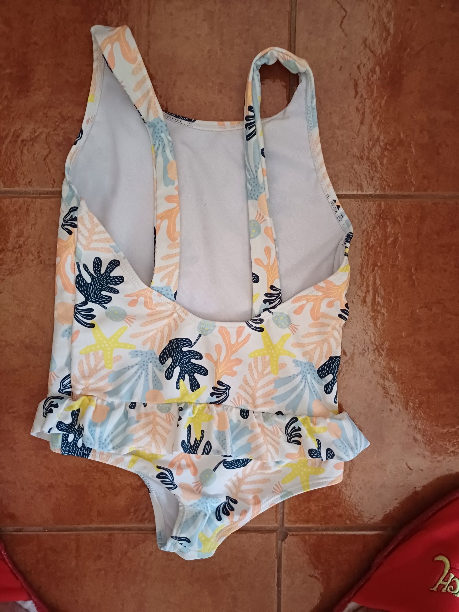 Menina 4 fatos de banho em óptimo estado,já que não foram muito usados