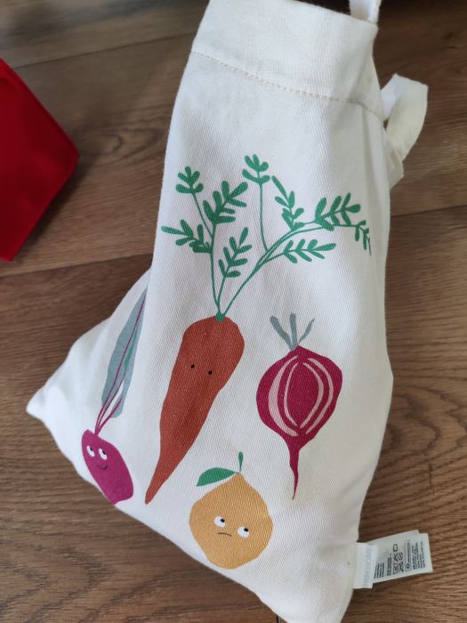 Drewniany stragan,sklep z wyposażeniem zara i H&M waga,kasa,kosz,torba