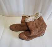 Botas castanhas.