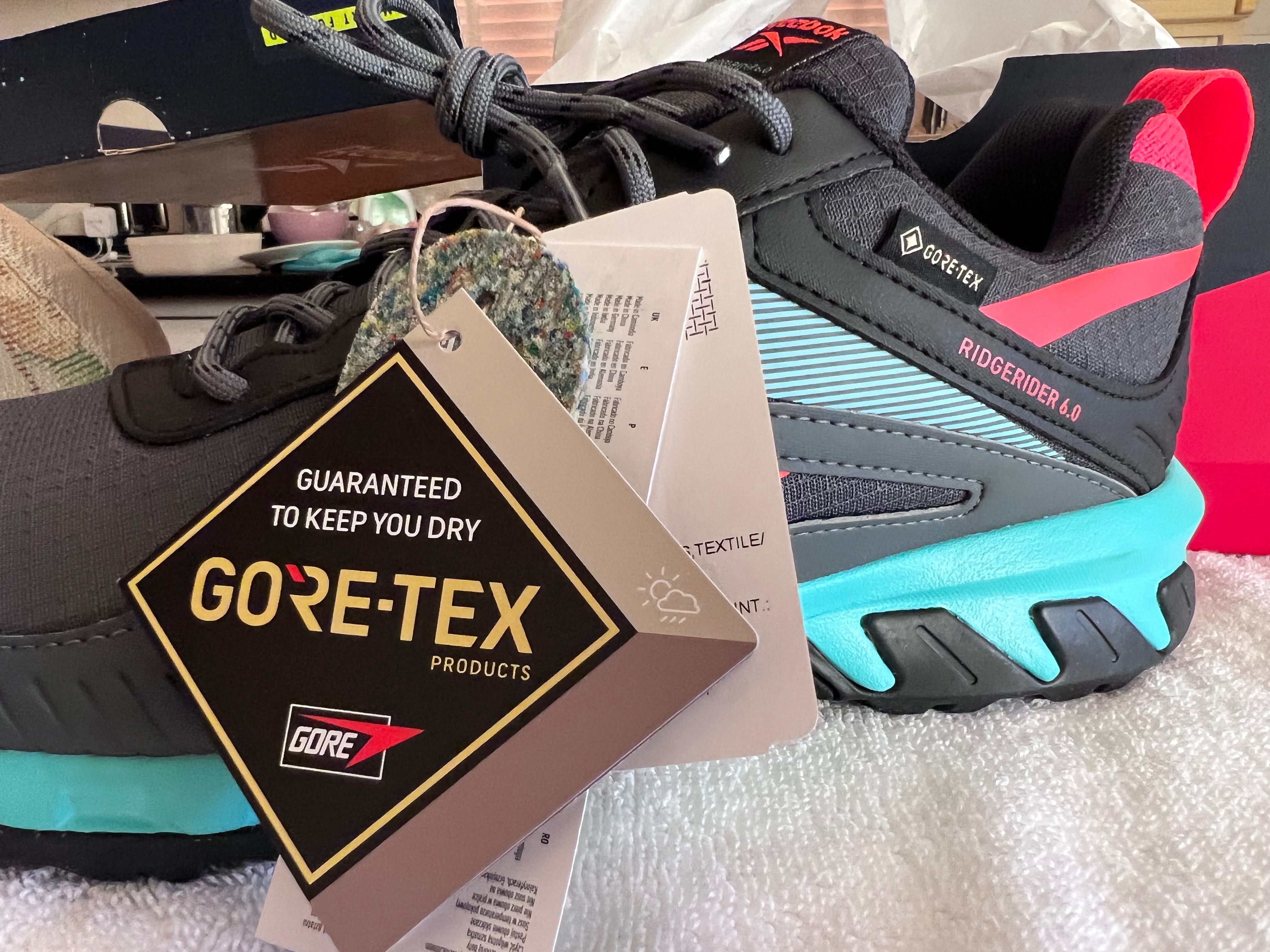 Sapatilhas de trek originais da marca Reebok novas na caixa Nº41