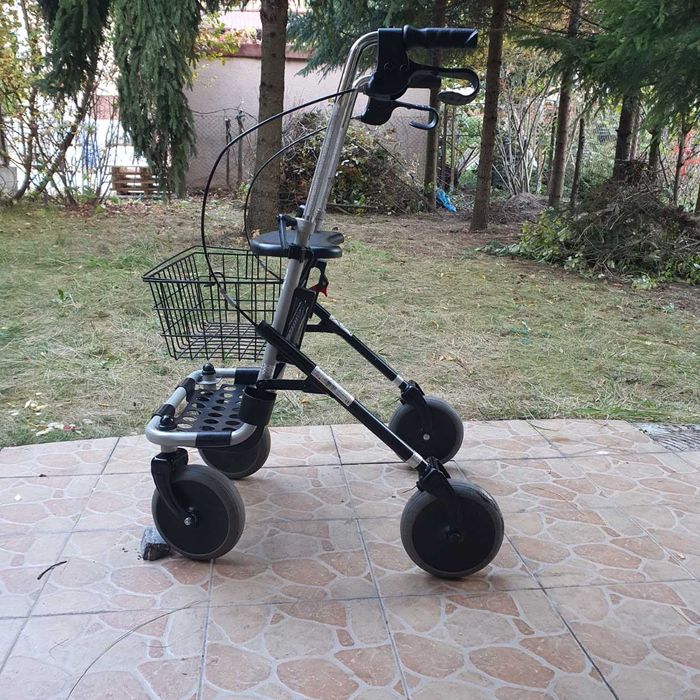 CHODZIK z hamulcami model P452E/3 Banjo firmy Invacare