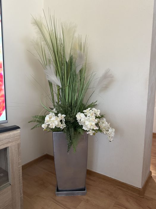 Kompozycja kwiatowa z doniczką