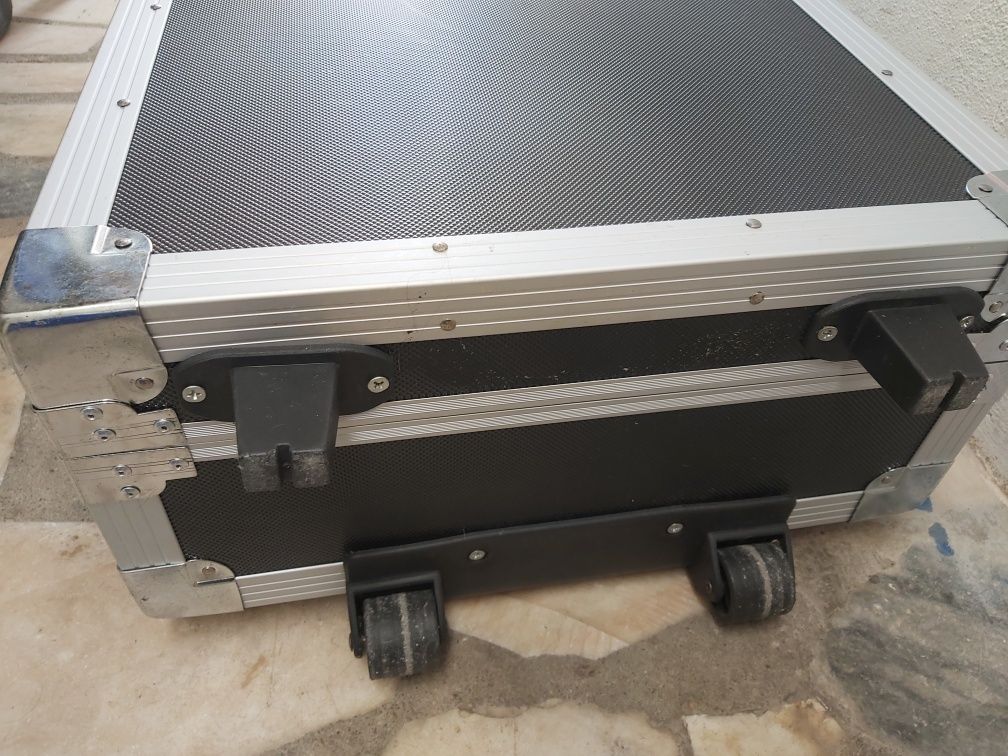 Pedaleira de efeitos com flight case