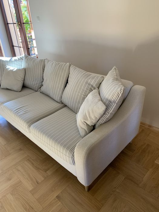 Elegancka jasna sofa na nóżkach z funkcją spania- rozkładana