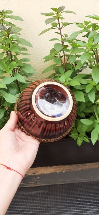 Тарелки и деревянные вилки и ложки